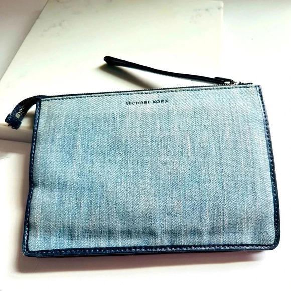 Michael Kors Cooper Medium Wristlet Indigo Light Wash Dark Denim - Picture 3 of 11
